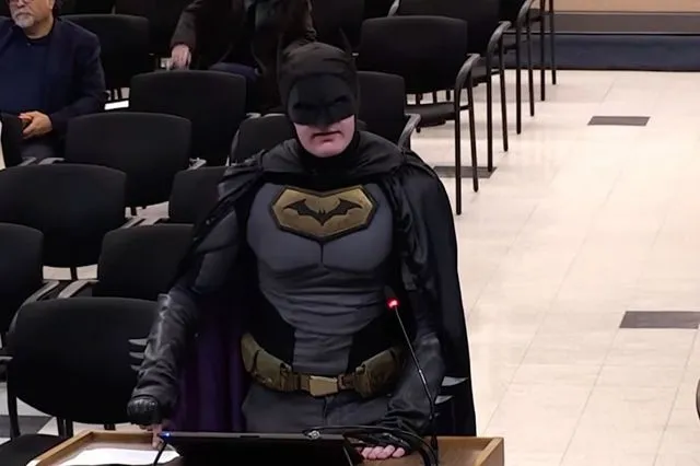 ΗΠΑ: Ο “Βatman” παρενέβη σε δημοτικό συμβούλιο και διαμαρτυρήθηκε για την ΙCE