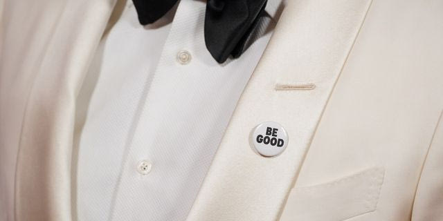 Χρυσές Σφαίρες: Με κονκάρδες “ICE OUT” και “BE GOOD” διάσημοι στο κόκκινο χαλί