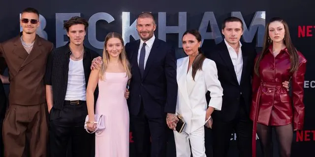 Εμφάνιση των Μπέκαμ στο Παρίσι παρά τη σύγκρουση με τον Μπρούκλιν