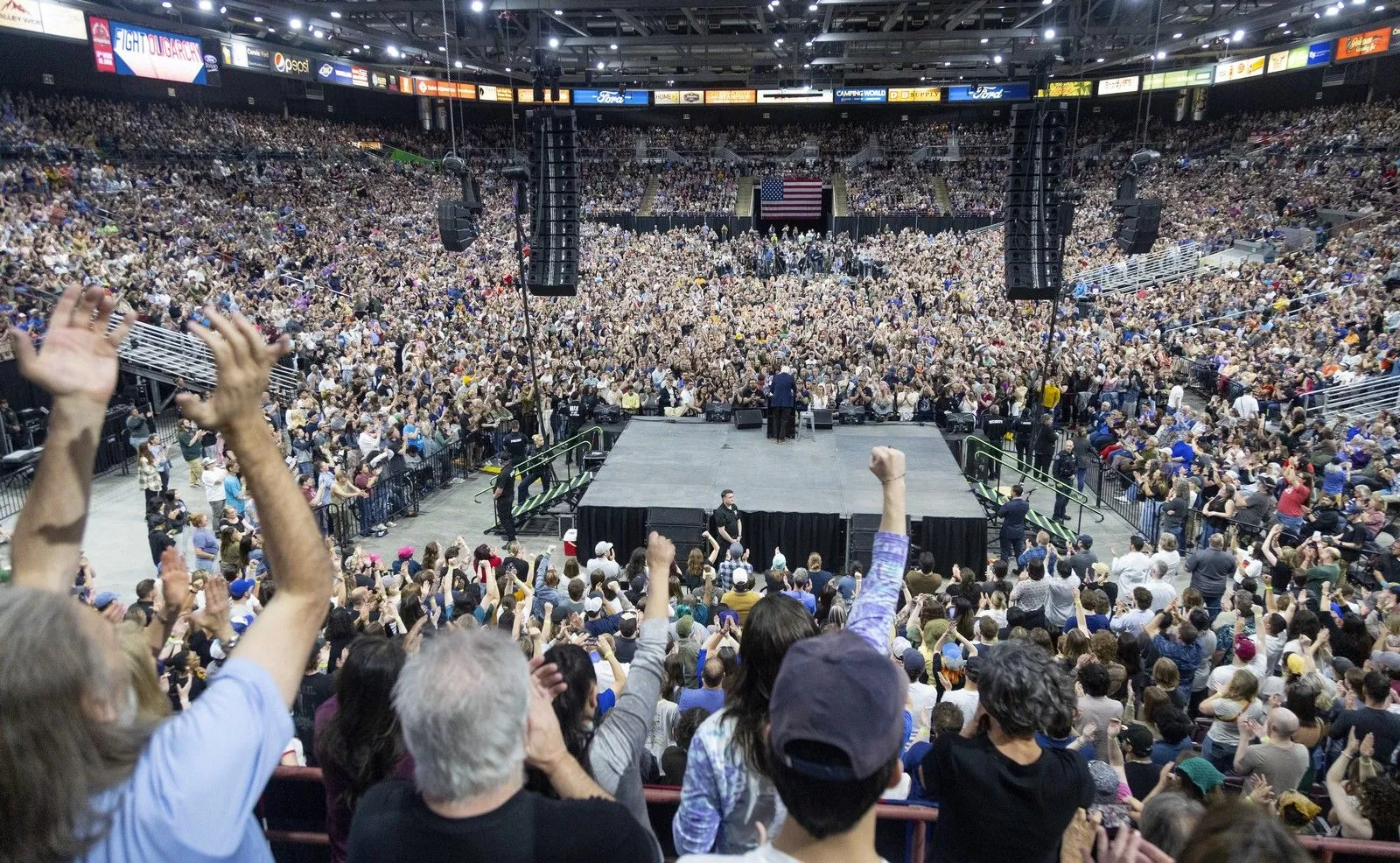 Ο Μπέρνι μίλησε σε γεμάτα γήπεδα από την έναρξη του "Fighting Oligarchy Tour"