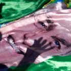 Σκιά σε πανό με τη φωτογραφία του Μπολσονάρου