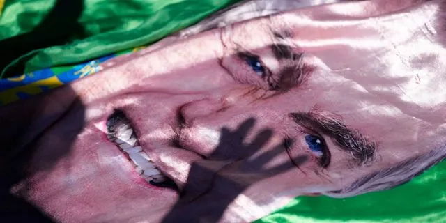 Σκιά σε πανό με τη φωτογραφία του Μπολσονάρου