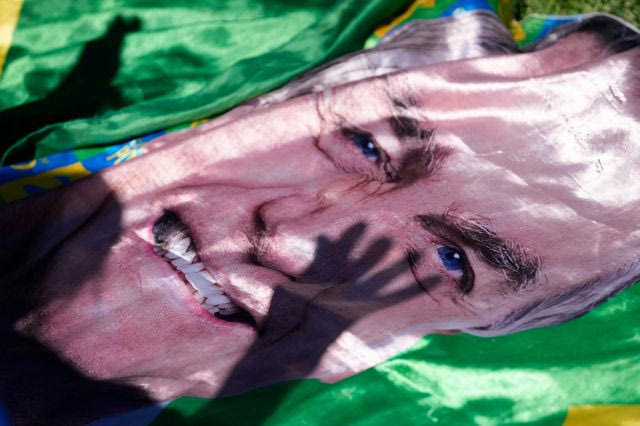 Σκιά σε πανό με τη φωτογραφία του Μπολσονάρου