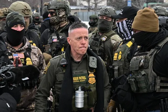 Μινεάπολη: Βίντεο δείχνει τον “μπράβο” του Τραμπ για τους μετανάστες να ρίχνει χημικά σε διαδηλωτές