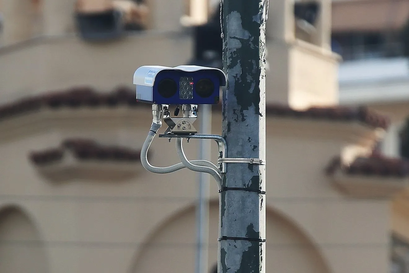 Αρχίζει η επίσημη λειτουργία των καμερών στους δρόμους της Αττικής – και τα πρόστιμα με email και SMS