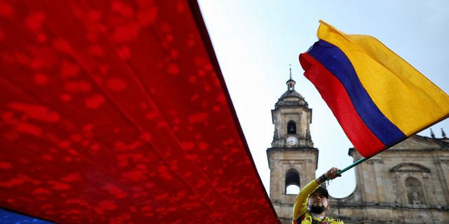 Διαδηλωτές που στηρίζουν τον Πρόεδρο Πέτρο στην Μπογκοτά κρατούν τη σημαία της Κολομβίας