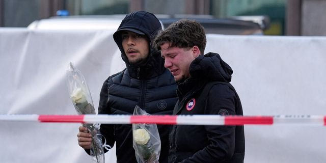 Λουλούδια στο σημείο της τραγωδίας στο Κραν Μοντανά