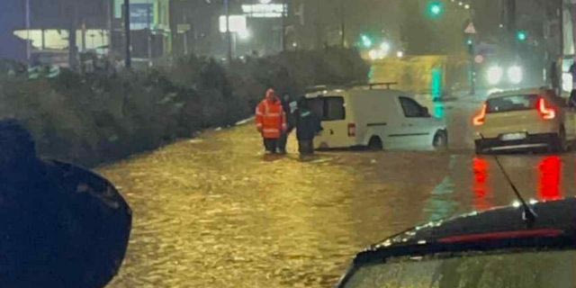 Αμάξι μπλοκαρισμένο στη μέση του δρόμου