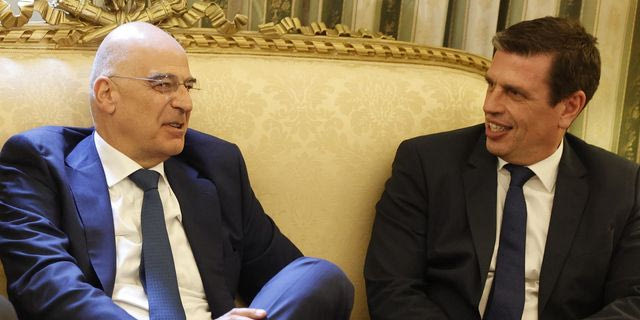 Σήματα ειρήνης μεταξύ Δένδια – Καιρίδη