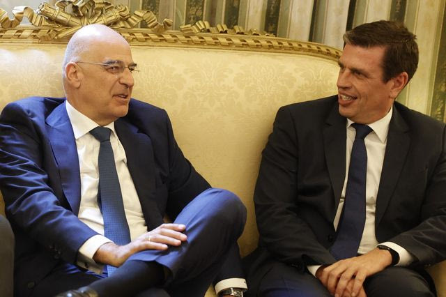 Σήματα ειρήνης μεταξύ Δένδια – Καιρίδη