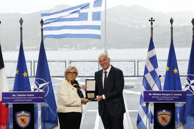 Συνάντηση Δένδια με Βοτρέν στη φρεγάτα “Κίμων” – Ανανέωση της αμυντικής συμφωνίας Ελλάδας – Γαλλίας