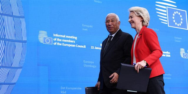 Αντόνιο Κόστα και Ούρσουλα φον ντερ Λάιεν μετά την ολοκλήρωση του έκτακτου Ευρωπαϊκού Συμβουλίου