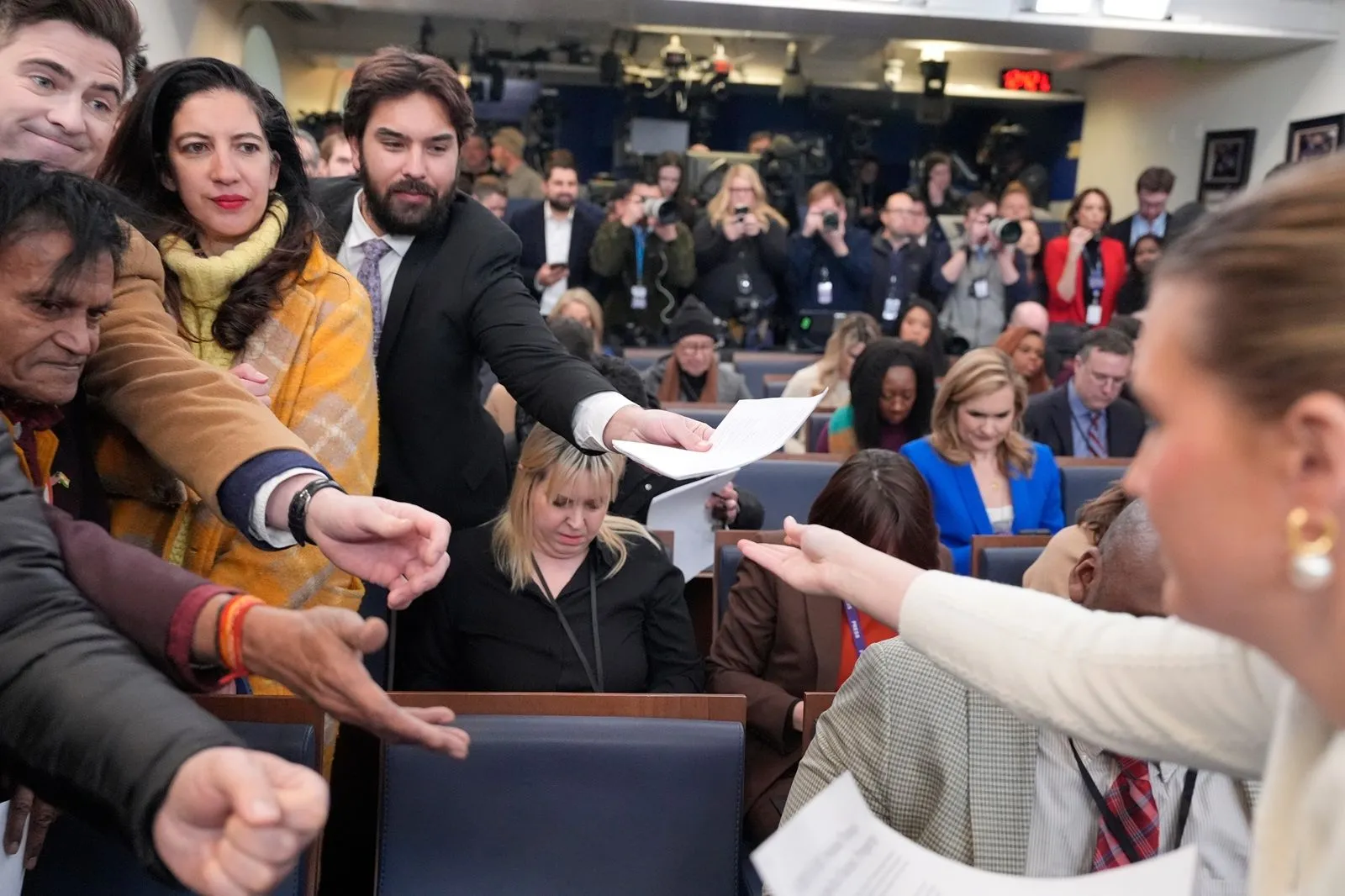 Eνημερωτικό υλικό μοιράστηκε στους δημοσιογράφους πριν από τη συνέντευξη Τύπου του Ντόναλντ Τραμπ