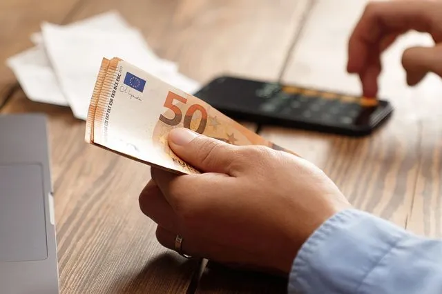 Ποιοι εργαζόμενοι θα δουν αυξήσεις στους μισθούς τους από σήμερα – Παραδείγματα