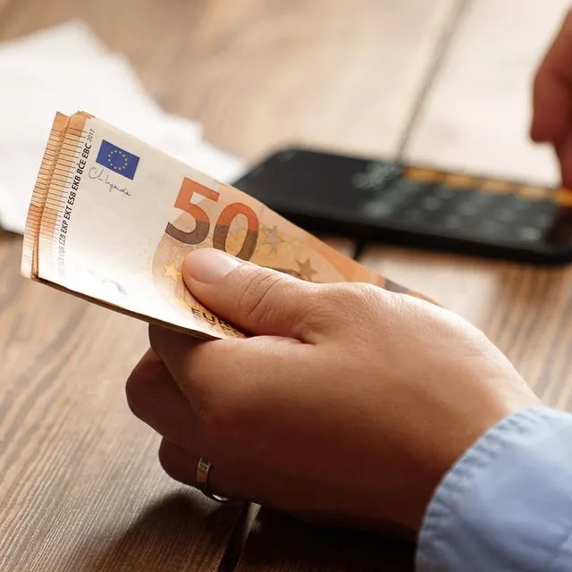 Ποιοι εργαζόμενοι θα δουν αυξήσεις στους μισθούς τους από σήμερα – Παραδείγματα