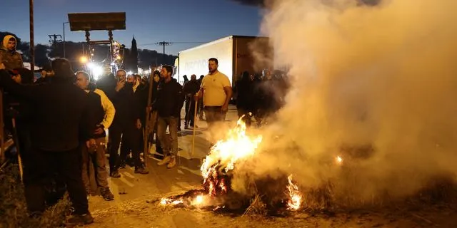 Ένταση στο αγροτικό μπλόκο της Θήβας
