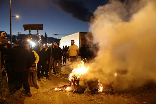 Ένταση στο αγροτικό μπλόκο της Θήβας