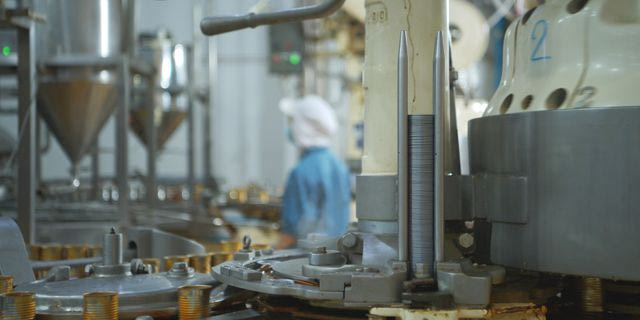 Οι γυναίκες στη γραμμή παραγωγής και το “τραύμα του εργοστασίου”