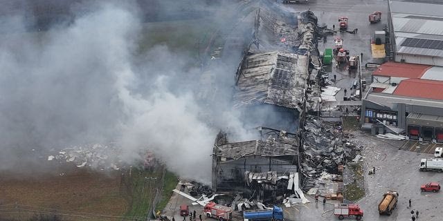 Τρίκαλα: Νεκρές τέσσερις εργαζόμενες από τη φωτιά – Κόπηκε στη μέση το εργοστάσιο