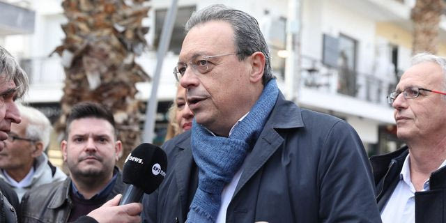 Ο Σωκράτης Φάμελλος στην περιοδεία του στο Περιστέρι