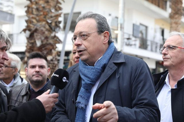 Ο Σωκράτης Φάμελλος στην περιοδεία του στο Περιστέρι