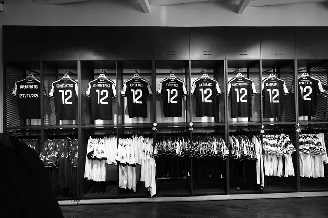 ΠΑΟΚ: Στη μπουτίκ οι φανέλες με τα ονόματα των αδικοχαμένων φίλων του Δικεφάλου