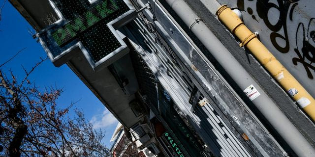 Πατήσια: Χειρουργήθηκε η 15χρονη στην οποία έπεσε σταυρός φαρμακείου