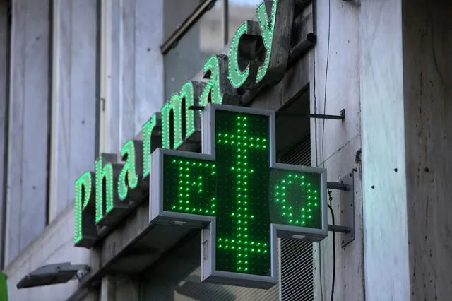 Πατησίων: Σταυρός φαρμακείου έπεσε πάνω σε γυναίκα