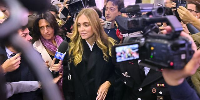 Η Κιάρα Φεράνι παραχωρεί δηλώσεις σε δημοσιογράφους αμέσως μετά τη δικαστική απόφαση