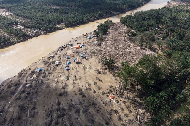 Ινδονησία: Πλημμύρες στοίχισαν τη ζωή σε 14 ανθρώπους