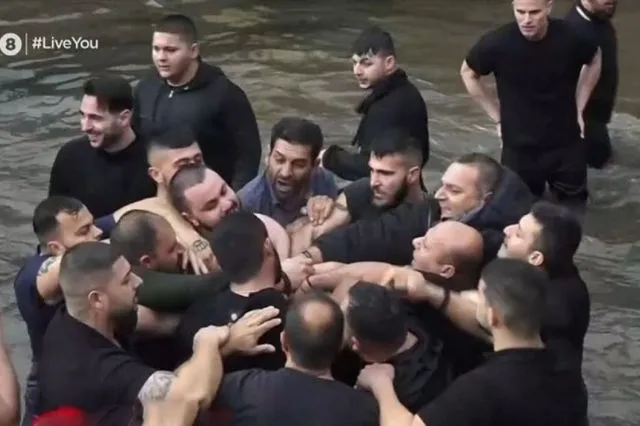 Ξέφυγε ο αγιασμός στη Φλώρινα: Σπρωξίματα και γροθιές για τον Τίμιο Σταυρό