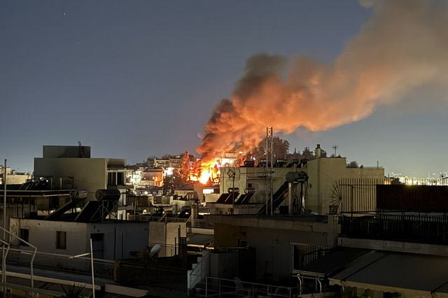 Υπό έλεγχο η φωτιά στον Νέο Κόσμο