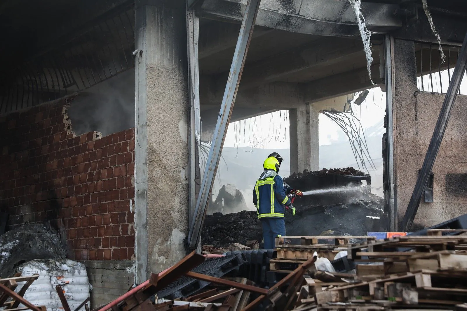 Πυρκαγιά σε εργοστάσιο πλαστικών στο Μενίδι