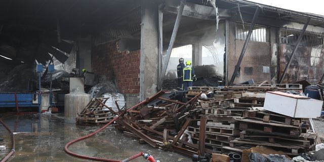 Πυρκαγιά σε εργοστάσιο πλαστικών στο Μενίδι