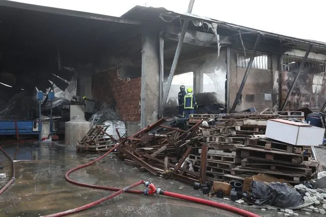 Πυρκαγιά σε εργοστάσιο πλαστικών στο Μενίδι