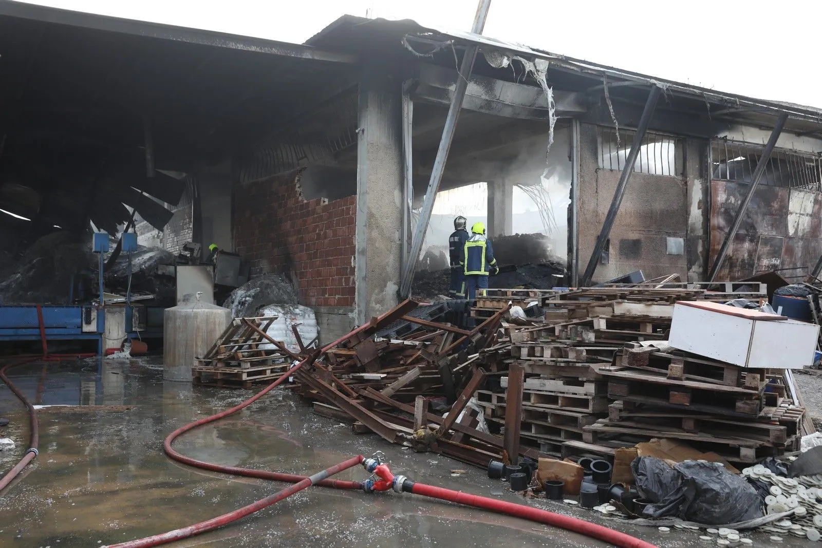 Πυρκαγιά σε εργοστάσιο πλαστικών στο Μενίδι