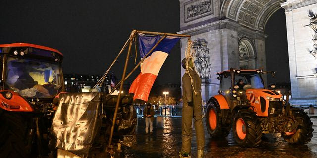 Κλιμακώνουν τις κινητοποιήσεις τους οι αγρότες στην Γαλλία – Διαδηλώνουν στον Πύργο του Άιφελ