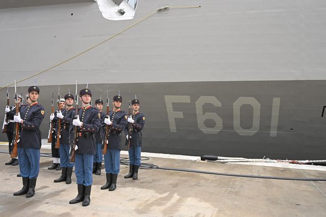 Στη φρεγάτα “Κίμων” η συνάντηση Δένδια με τη Γαλλίδα ομόλογό του