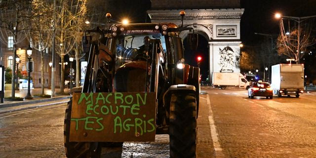 Οι αγρότες οδηγούν τα τρακτέρ τους στη λεωφόρο των Ηλυσίων Πεδίων, διαμαρτυρόμενοι για τη συμφωνία εμπορίου Mercosur
