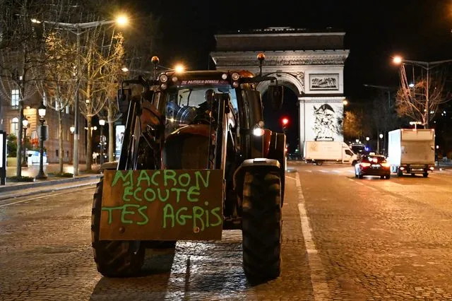 Οι αγρότες οδηγούν τα τρακτέρ τους στη λεωφόρο των Ηλυσίων Πεδίων, διαμαρτυρόμενοι για τη συμφωνία εμπορίου Mercosur