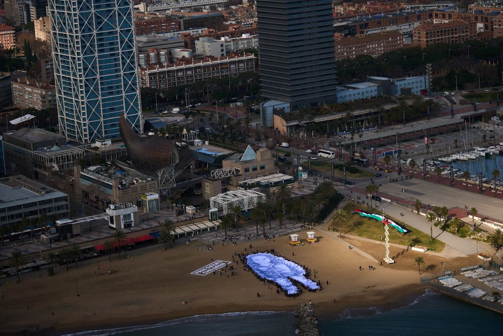 Το πορτρέτο της 5χρονης Παλαιστίνιας σε παραλία της Βαρκελώνης