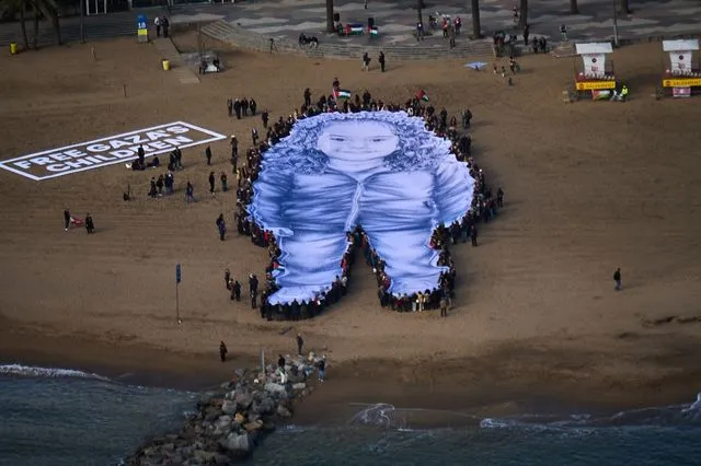 Το πορτρέτο της 5χρονης Παλαιστίνιας σε παραλία της Βαρκελώνης