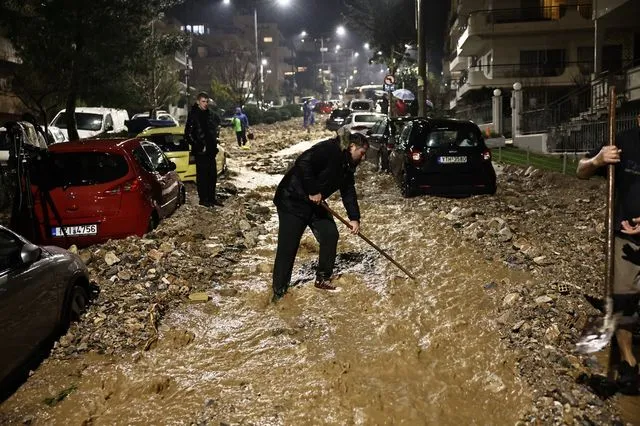 Η κακοκαιρία σάρωσε τη χώρα – Δύο νεκροί, πλημμύρες και καταστροφές