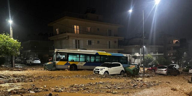 Κακοκαιρία: Μεγάλες καταστροφές στην Άνω Γλυφάδα – Παρασύρθηκαν οχήματα και κάδοι