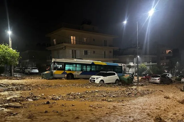 Κακοκαιρία: Μεγάλες καταστροφές στην Άνω Γλυφάδα – Παρασύρθηκαν οχήματα και κάδοι