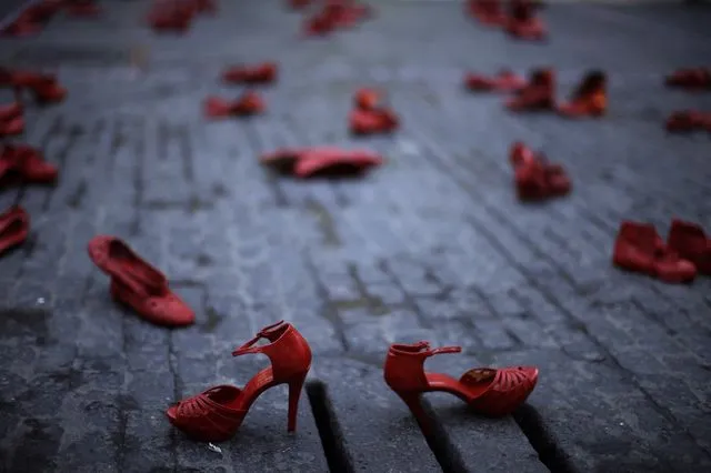 Κόκκινα γυναικεία παπούτσια ως σύμβολο της έμφυλης βίας