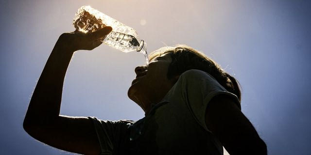 Ρίχνει νερό στο πρόσωπό του για να δροσιστεί