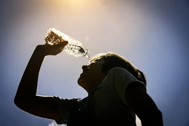 Ρίχνει νερό στο πρόσωπό του για να δροσιστεί