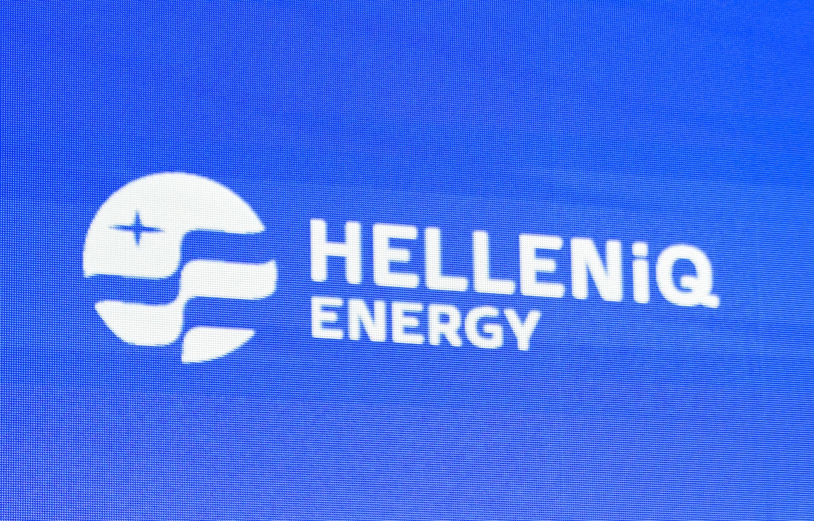 HELLENiQ ENERGY: Ισχυρή άνοδος κερδοφορίας στο β΄ τρίμηνο – EBITDA €442 εκατ., επενδύσεις-ρεκόρ και μείωση δανεισμού