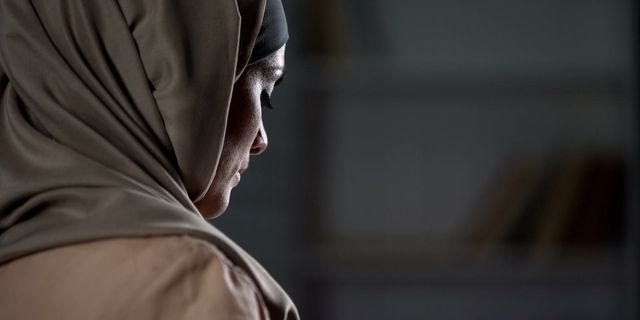 Το Grok “γδύνει” και την πίστη των γυναικών – Αφαιρεί μπούργκα, χιτζάμπ και ράσα μοναχών